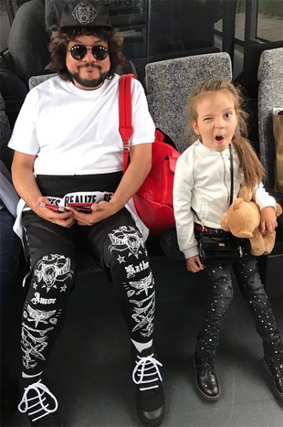 От перьев до розовых кофточек: разбираем главные образы Филиппа Киркорова &mdash; поп-короля и негласной квир-иконы