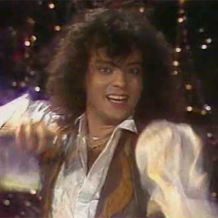 От перьев до розовых кофточек: разбираем главные образы Филиппа Киркорова &mdash; поп-короля и негласной квир-иконы