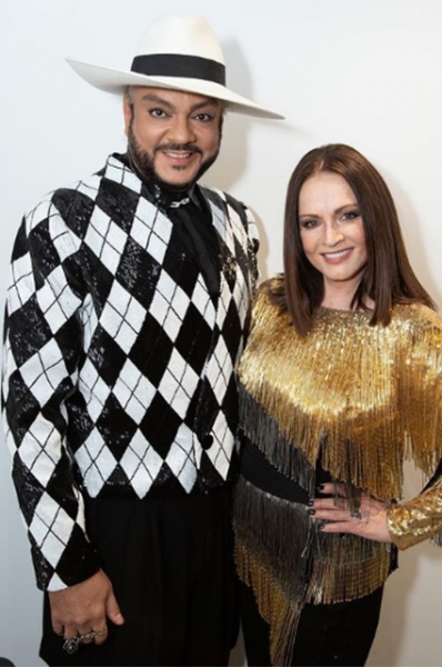 От перьев до розовых кофточек: разбираем главные образы Филиппа Киркорова &mdash; поп-короля и негласной квир-иконы