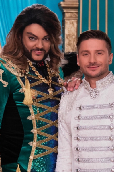 От перьев до розовых кофточек: разбираем главные образы Филиппа Киркорова &mdash; поп-короля и негласной квир-иконы