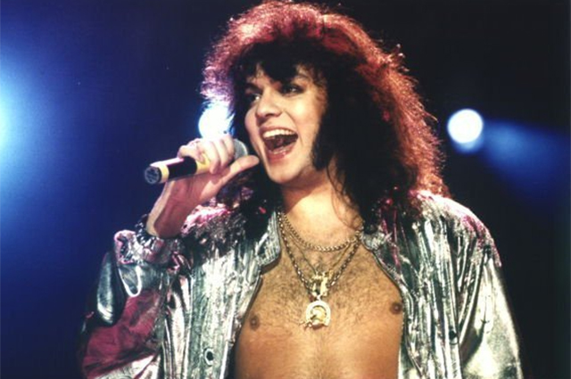 От перьев до розовых кофточек: разбираем главные образы Филиппа Киркорова &mdash; поп-короля и негласной квир-иконы