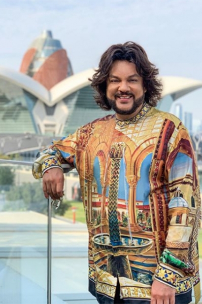 От перьев до розовых кофточек: разбираем главные образы Филиппа Киркорова &mdash; поп-короля и негласной квир-иконы