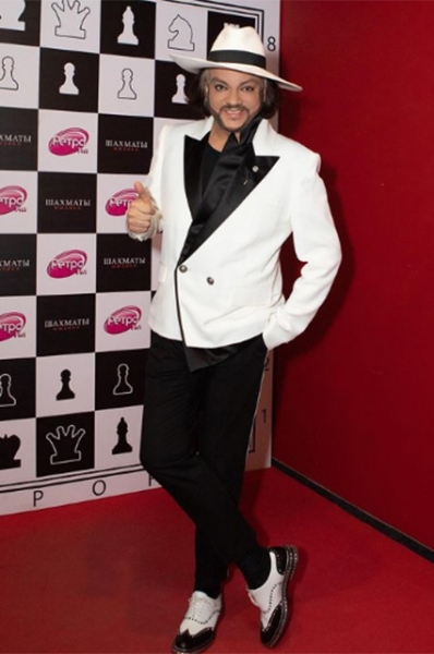 От перьев до розовых кофточек: разбираем главные образы Филиппа Киркорова &mdash; поп-короля и негласной квир-иконы