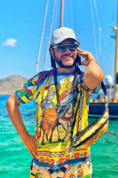 От перьев до розовых кофточек: разбираем главные образы Филиппа Киркорова &mdash; поп-короля и негласной квир-иконы