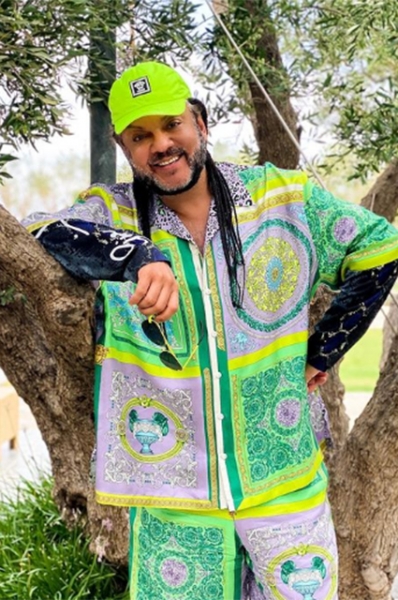 От перьев до розовых кофточек: разбираем главные образы Филиппа Киркорова &mdash; поп-короля и негласной квир-иконы