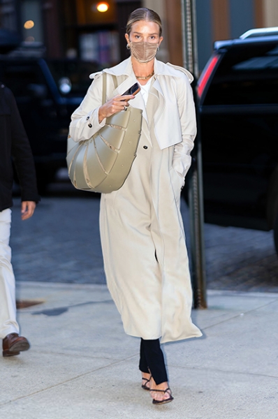 Парад плащей: три классных весенних образа на каждый день от Рози Хантингтон-Уайтли