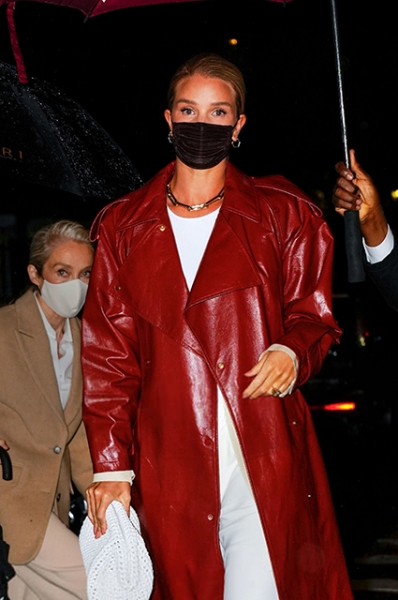 Парад плащей: три классных весенних образа на каждый день от Рози Хантингтон-Уайтли