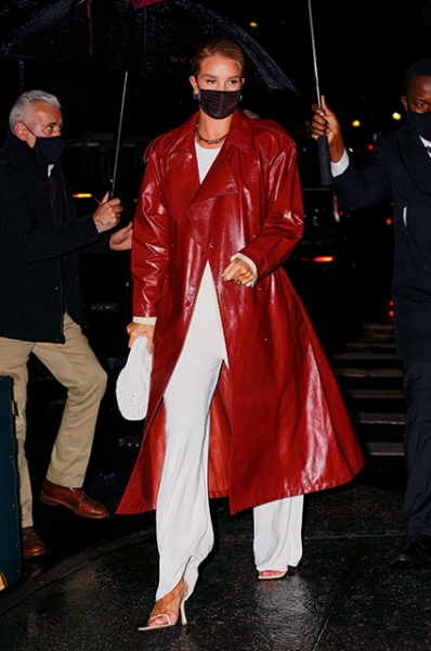 Парад плащей: три классных весенних образа на каждый день от Рози Хантингтон-Уайтли