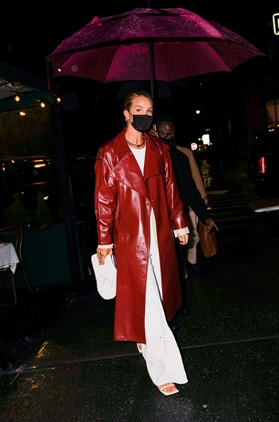 Парад плащей: три классных весенних образа на каждый день от Рози Хантингтон-Уайтли