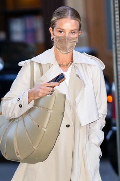 Парад плащей: три классных весенних образа на каждый день от Рози Хантингтон-Уайтли