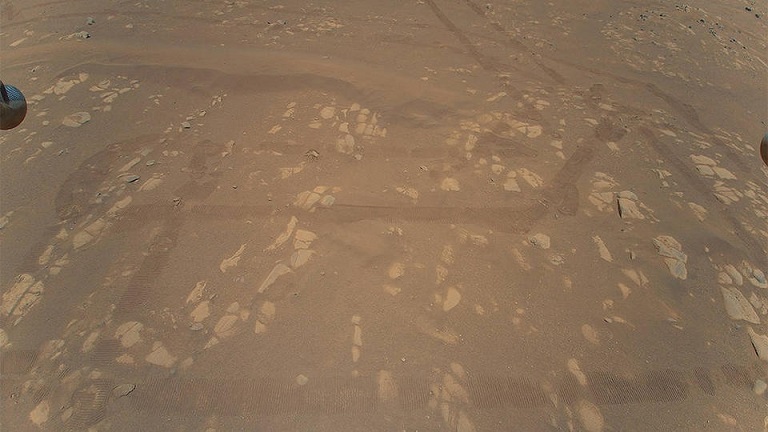 Первые цветные фото Марса сделал вертолет Ingenuity