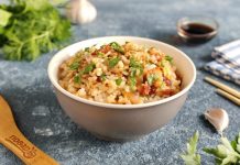 Рис с беконом и яйцом