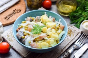 Салат из селедки с луком и горошком