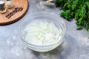 Салат из селедки с луком и горошком