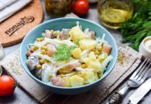 Салат из селедки с луком и горошком