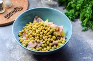 Салат из селедки с луком и горошком