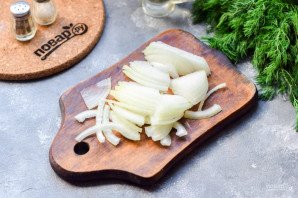 Салат из селедки с луком и горошком