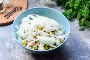 Салат из селедки с луком и горошком