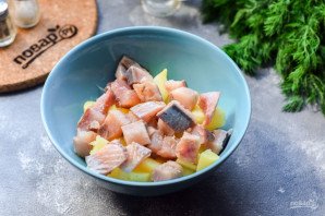 Салат из селедки с луком и горошком