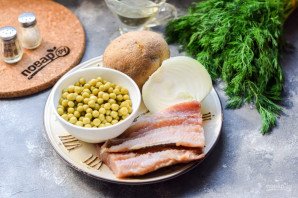 Салат из селедки с луком и горошком