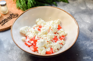 Салат с крабовыми палочками и творогом