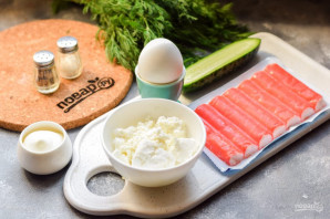 Салат с крабовыми палочками и творогом