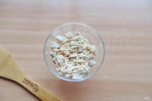 Салат с курицей, киви и грибами