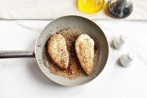 Салат с куриной грудкой и капустой