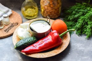 Салат с нутом и тунцом