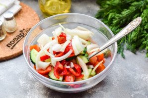 Салат с нутом и тунцом