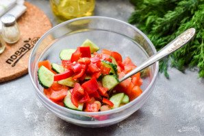 Салат с нутом и тунцом