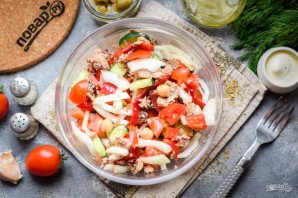 Салат с нутом и тунцом