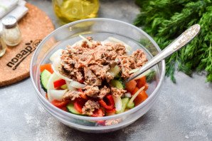 Салат с нутом и тунцом