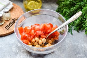 Салат с нутом и тунцом