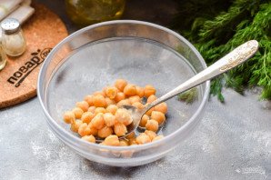 Салат с нутом и тунцом