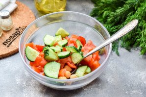 Салат с нутом и тунцом