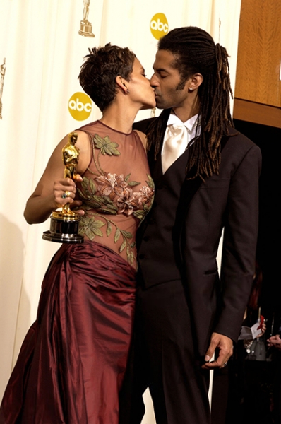 Шарлиз Терон, Николь Кидман, Джулия Робертс, Рене Зеллвегер и другие: что носили звезды на "Оскаре" в нулевых