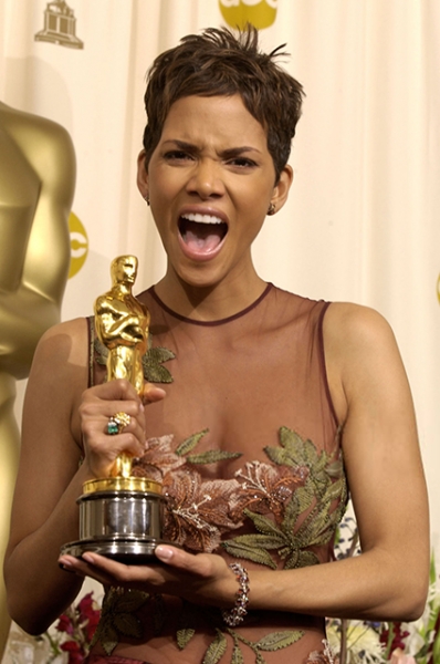 Шарлиз Терон, Николь Кидман, Джулия Робертс, Рене Зеллвегер и другие: что носили звезды на "Оскаре" в нулевых