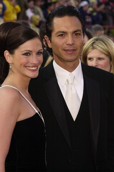 Шарлиз Терон, Николь Кидман, Джулия Робертс, Рене Зеллвегер и другие: что носили звезды на "Оскаре" в нулевых