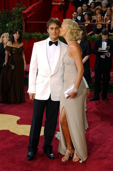 Шарлиз Терон, Николь Кидман, Джулия Робертс, Рене Зеллвегер и другие: что носили звезды на "Оскаре" в нулевых