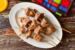 Шашлык из свинины в духовке на шпажках