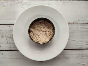 Слоеный салат с корейской морковью, курицей и грибами