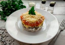 Слоеный салат с корейской морковью, курицей и грибами
