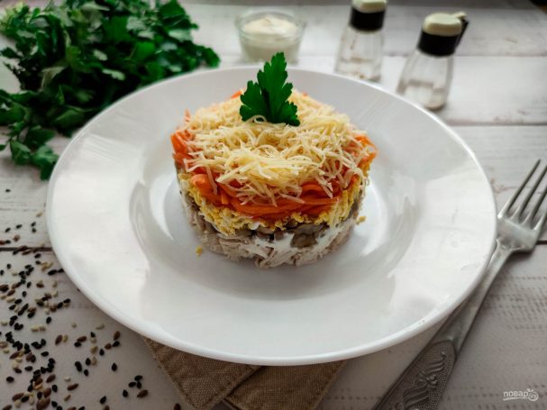 Слоеный салат с корейской морковью, курицей и грибами