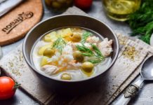Суп с курицей и оливками