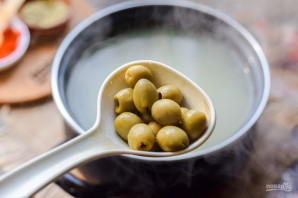 Суп с курицей и оливками