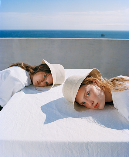 Трикотаж и хлопок: смотрим лукбуки с базовым летним гардеробом