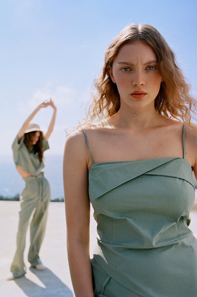 Трикотаж и хлопок: смотрим лукбуки с базовым летним гардеробом