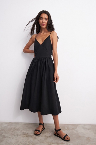 Трикотаж и хлопок: смотрим лукбуки с базовым летним гардеробом