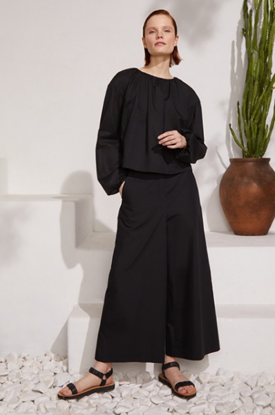 Трикотаж и хлопок: смотрим лукбуки с базовым летним гардеробом